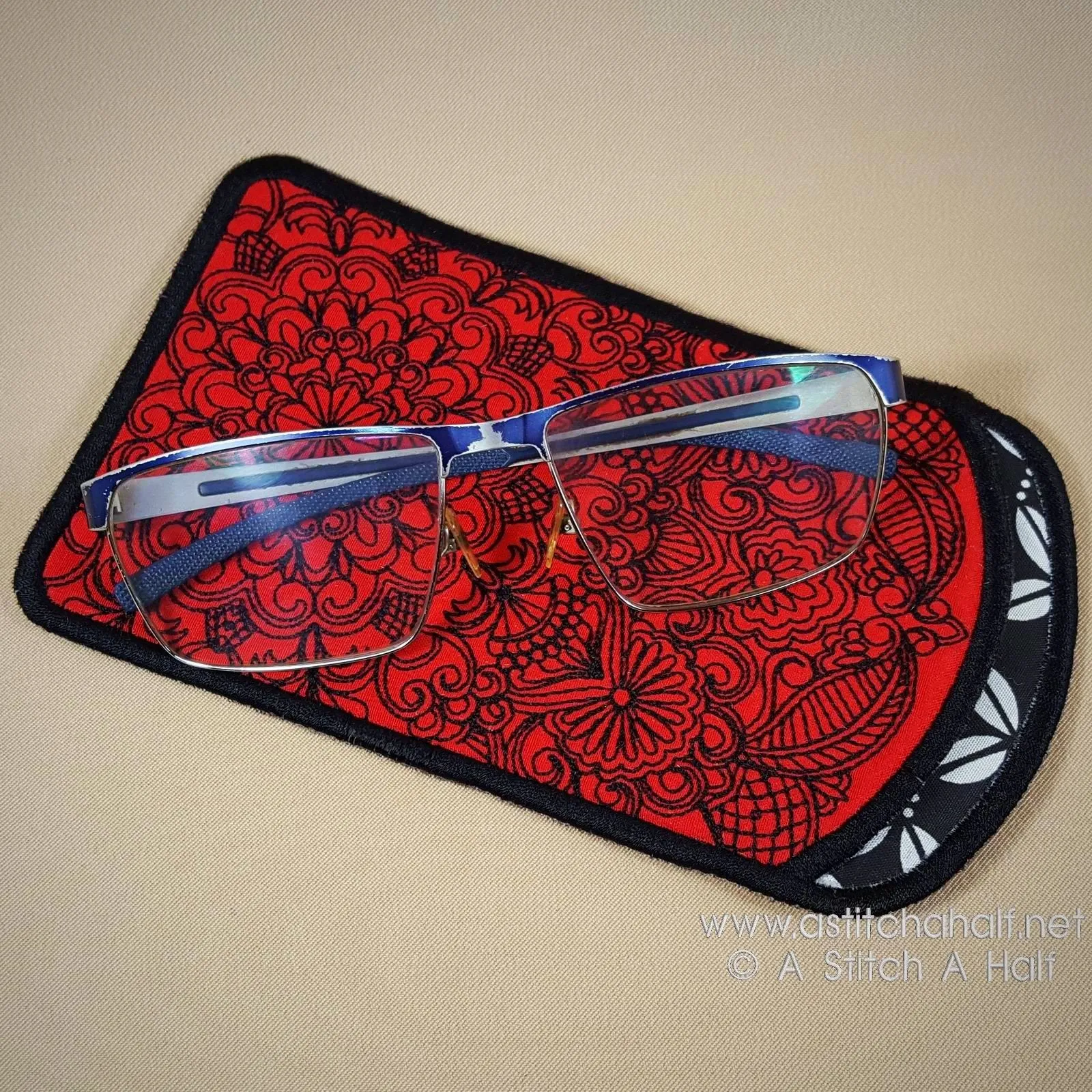 Spectacular Oasis Eyeglasses Case